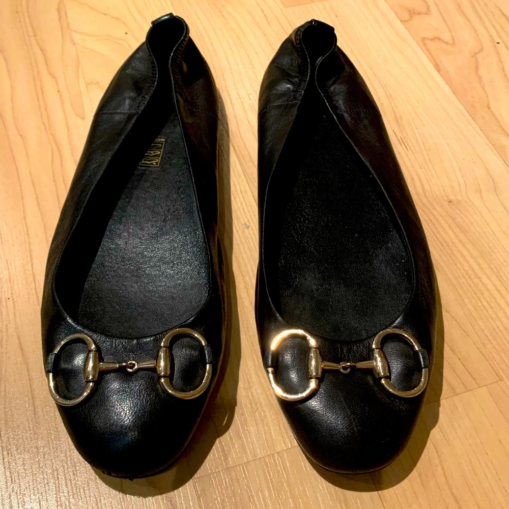 Gucci black ballet slippers with gold Gucci horse shoe